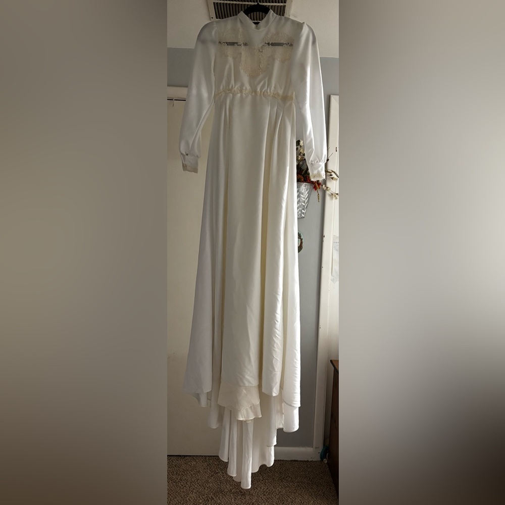 Elegant White Lace Trim Dress 1979